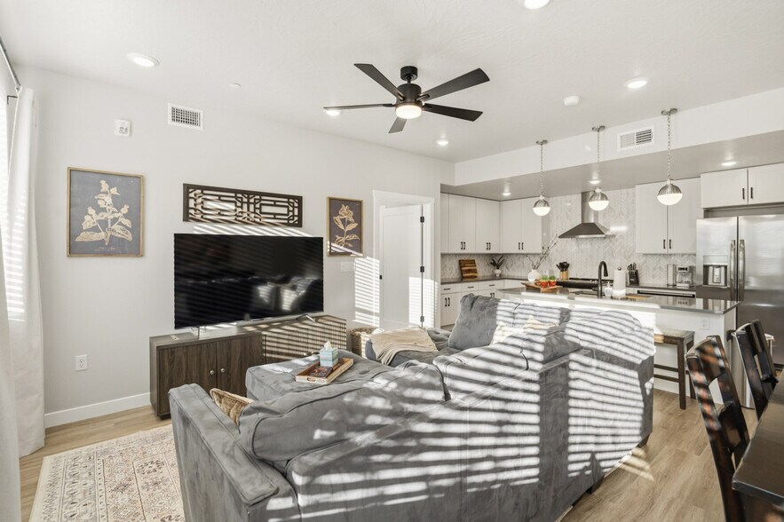 Building Photo - 206 N Chapparell Dr