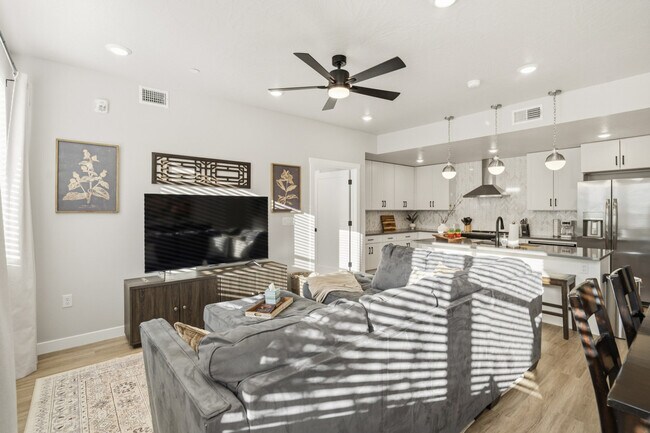 Building Photo - 206 N Chapparell Dr