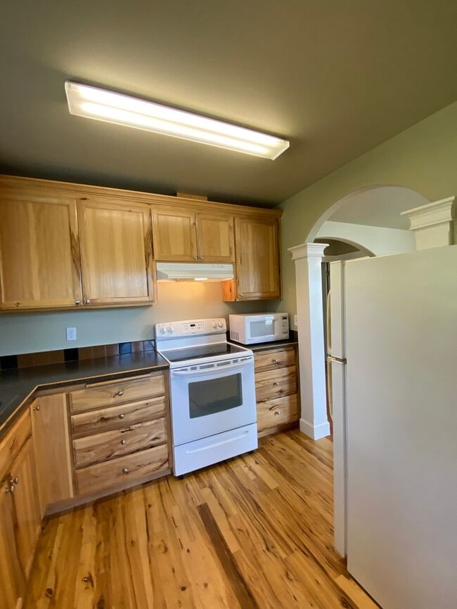 Building Photo - Beautifully Remodeled Springfield Cottage