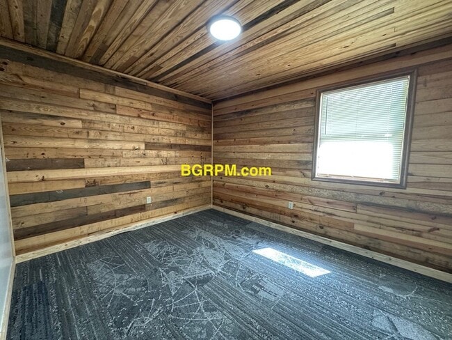 Building Photo - 3 Bed 2 Bath