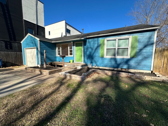 Building Photo - Cute Riverside Bungalow