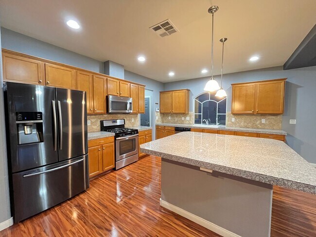 Building Photo - Desirable 4 Bedroom 2.5. Bathroom home in ...