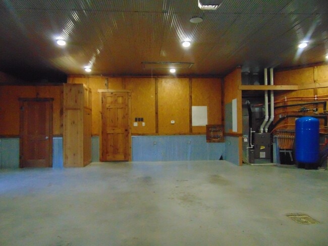 Building Photo - Majestic 3 Bed Mid MO Ranch!