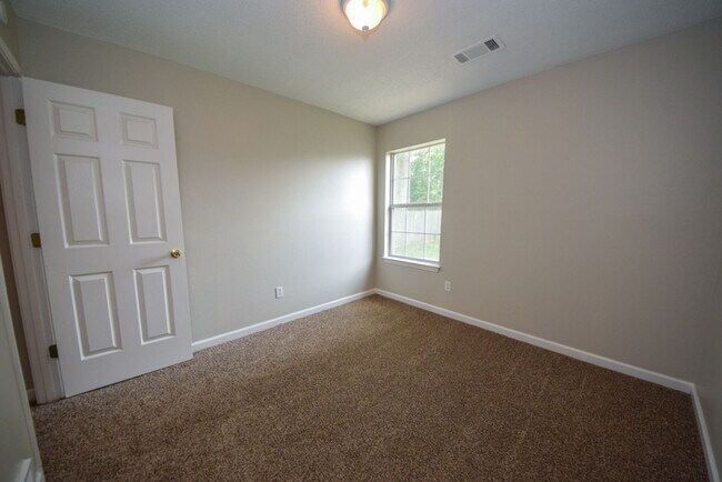 Building Photo - UPDATED and cute 2 bed 2 bath home.