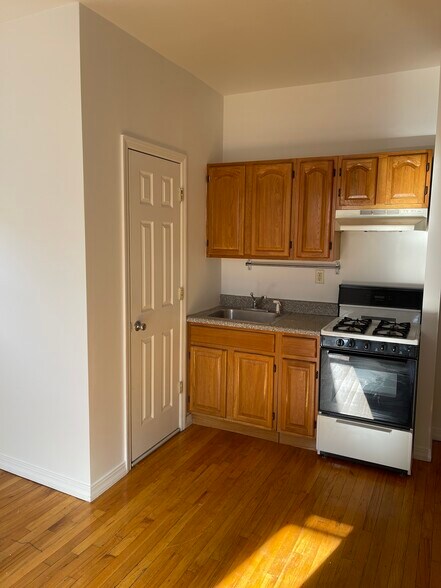 Building Photo - 16 Conselyea St