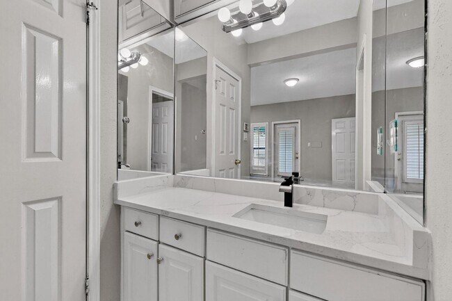 Building Photo - 3105 San Jacinto St