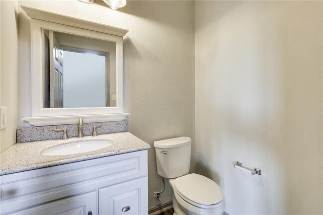 Building Photo - 15113 Fernhill Dr