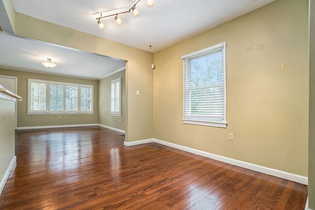 Building Photo - 3 bdrm, 2 bath in Dearborn Park