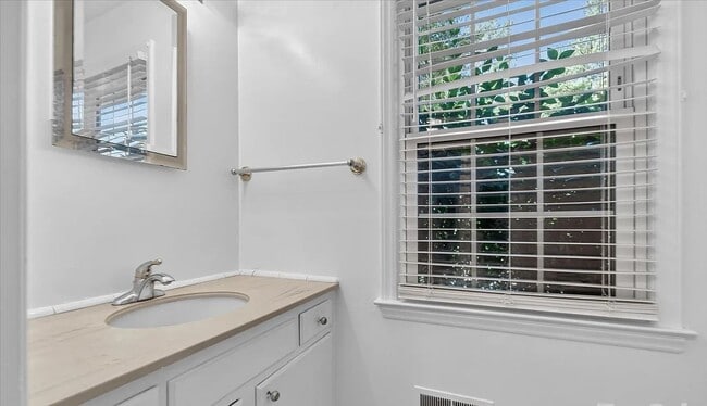 Building Photo - Beautiful 4 Bedroom Single Family Home