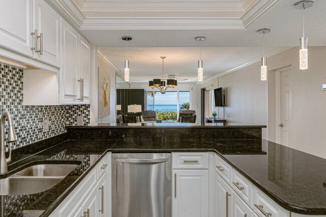 Building Photo - 555 Fillmore Ave