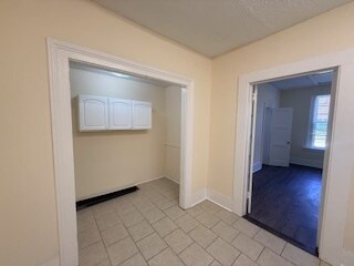 Building Photo - 614 W Solomon St
