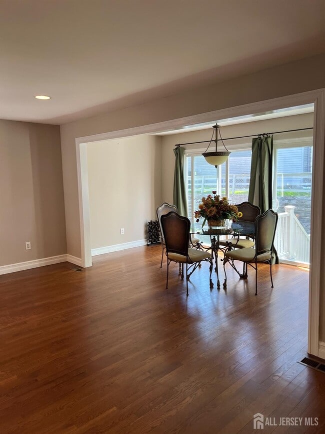 Building Photo - 511 Chanticleer