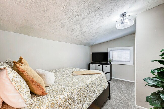 Building Photo - 611 Lincoln St