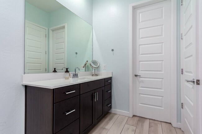 Building Photo - 941 Treasure Trl