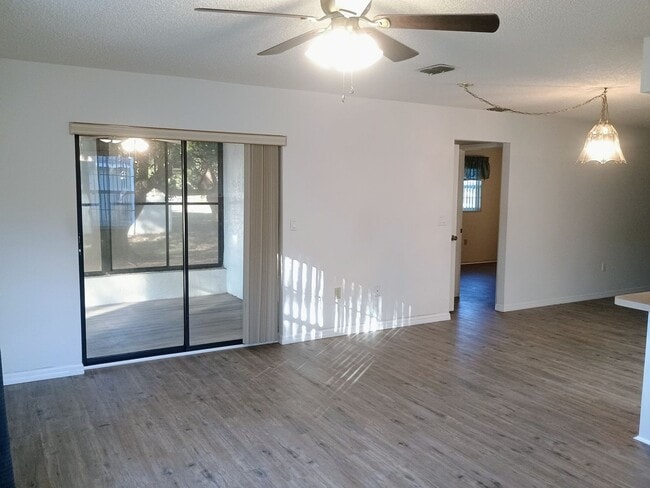 Building Photo - 2 bedroom 2 bathroom home with a screened in porch