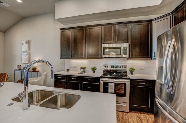 Building Photo - Move-In Ready 3-Bedroom Townhome with Garage & Modern Finishes in Loveland!