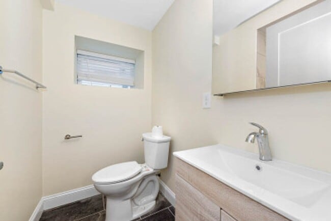 Building Photo - TUFTS 5 bed 5.5 bath - Available 6/1