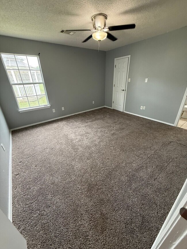 Building Photo - Nice 3 Bed 2 Bath House.  Yard Care Included.  Gas Heat & Hot Water