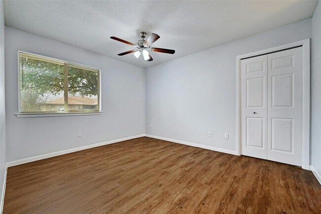 Building Photo - 601 Valley View Dr
