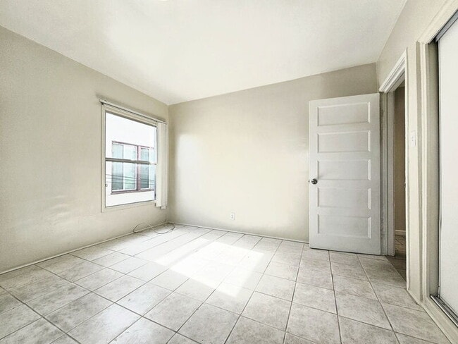 Building Photo - 2366 Venice Blvd.