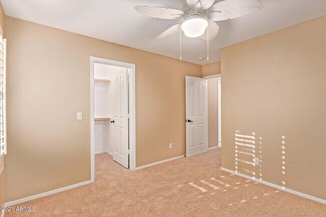 Building Photo - Eagle Glen Cul-de-sac Beauty