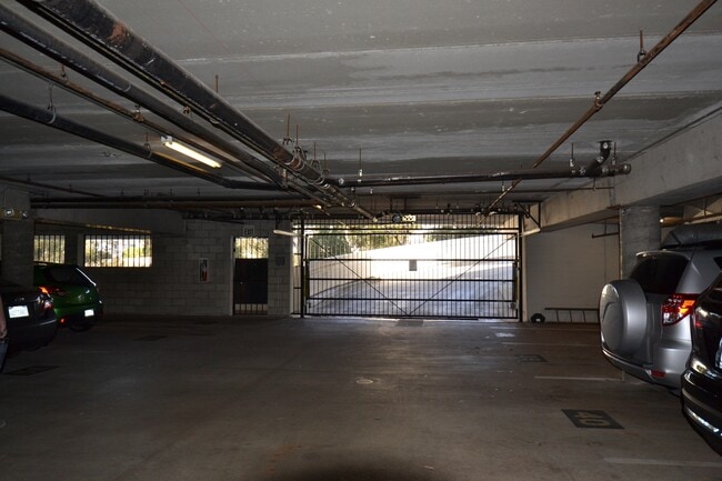 Building Photo - Bankers Hill – 2 BD, 2.5 BA! Two Assigned ...