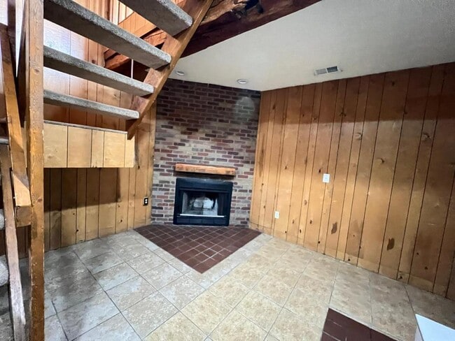 Building Photo - 122 W 9th Ave