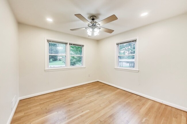 Building Photo - Perfect on Parkway --- Gorgeous, Fully Upd...