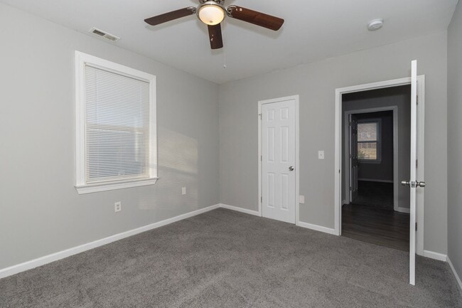 Building Photo - Beautiful 4 Bedroom 2 Bathroom Home in Kansas City!