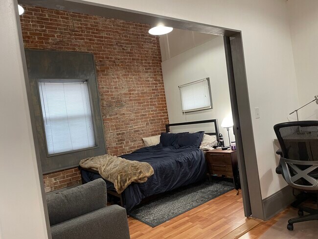 Building Photo - 400 Main St E