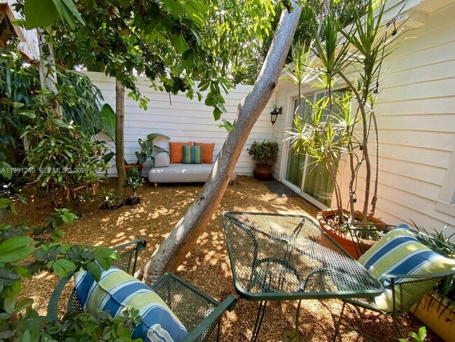 Building Photo - 1121 NE 1st Ave.