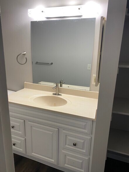 Building Photo - 5671 Williamsburg Way