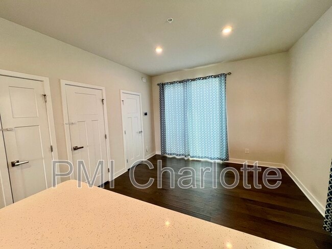 Building Photo - 240 Parkwood Ave