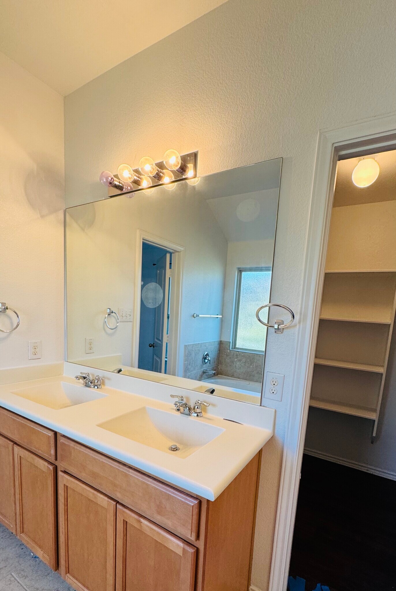 Building Photo - 112 Hendelson Ln