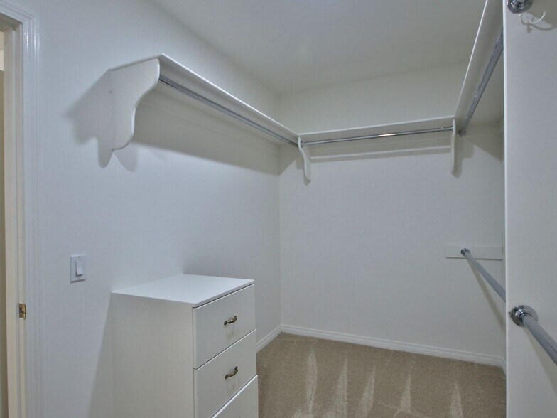 Building Photo - 504 Dahlia Pl
