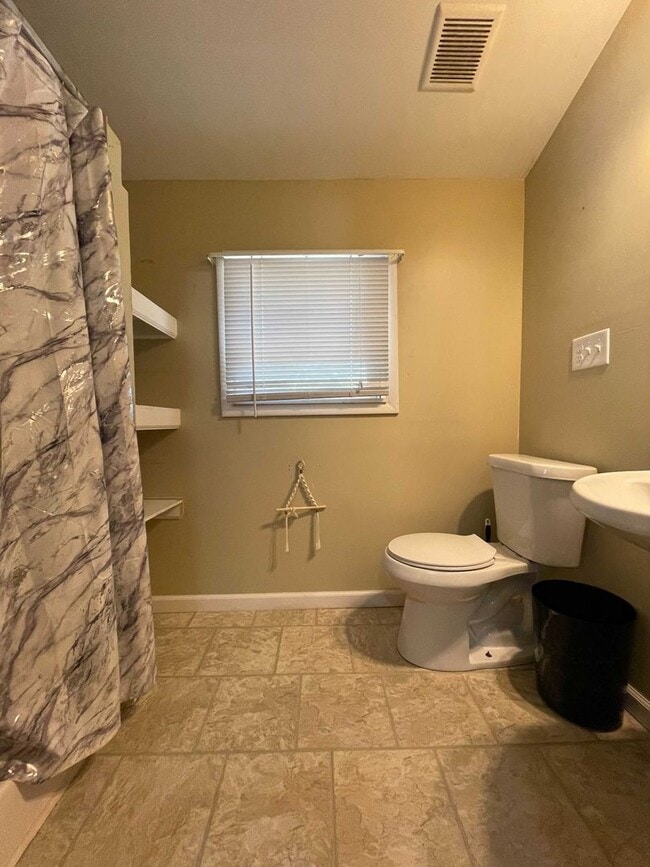 Building Photo - 2 bed, 1 bath with fenced in yard
