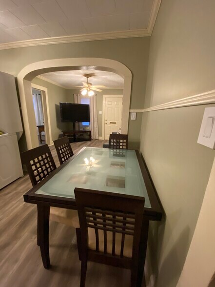 Building Photo - 203 Cirus St