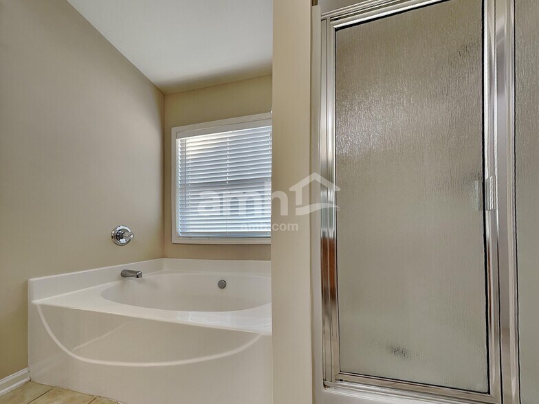 Building Photo - 2323 Jasmine Glen Dr