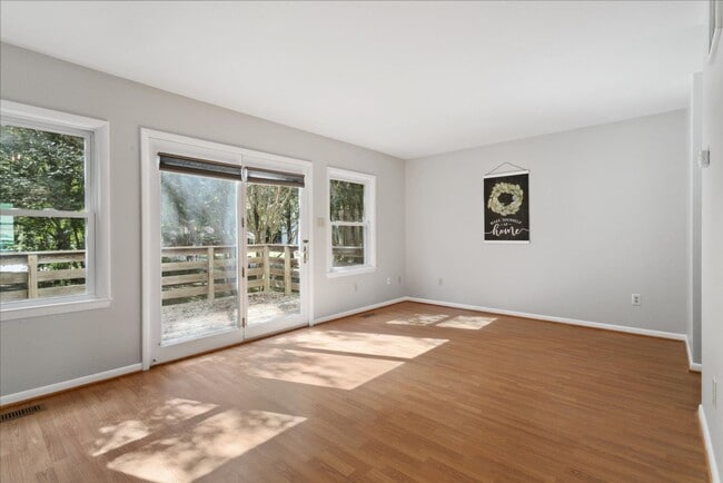 Building Photo - Bright 2 Bedroom Townhome in Williamsburg VA with Finished Lower Level & Private Balcony