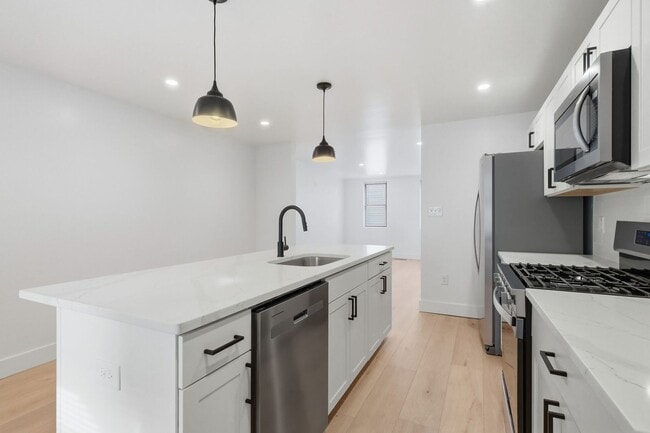 Building Photo - Luxury Rental - South Side Flats