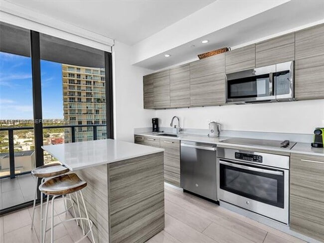 Building Photo - 121 NE 34th St