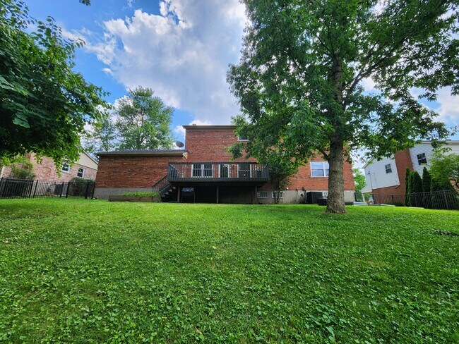 Building Photo - 720 Woodfield Dr