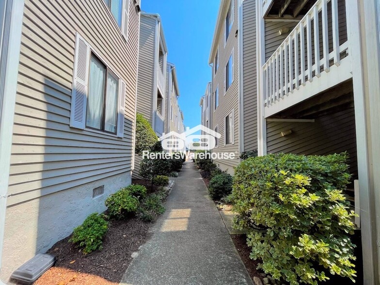 Building Photo - 2325 Sea Shell Rd