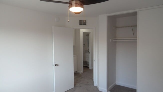 Building Photo - End-Unit 3BR 2.5BA Townhome w/ 2 Car Attached Garage