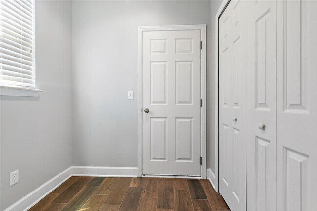 Building Photo - 1021 Seaside Dr N