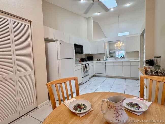 Building Photo - 7702 Majestic Palm Dr