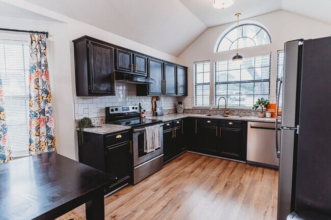 Building Photo - "Well-maintained 4-Bedroom Gem with 2 Full Baths and a Fireplace in Desirable Harker Heights Neig...