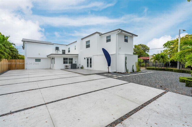 Building Photo - 590 SW 23rd Ave