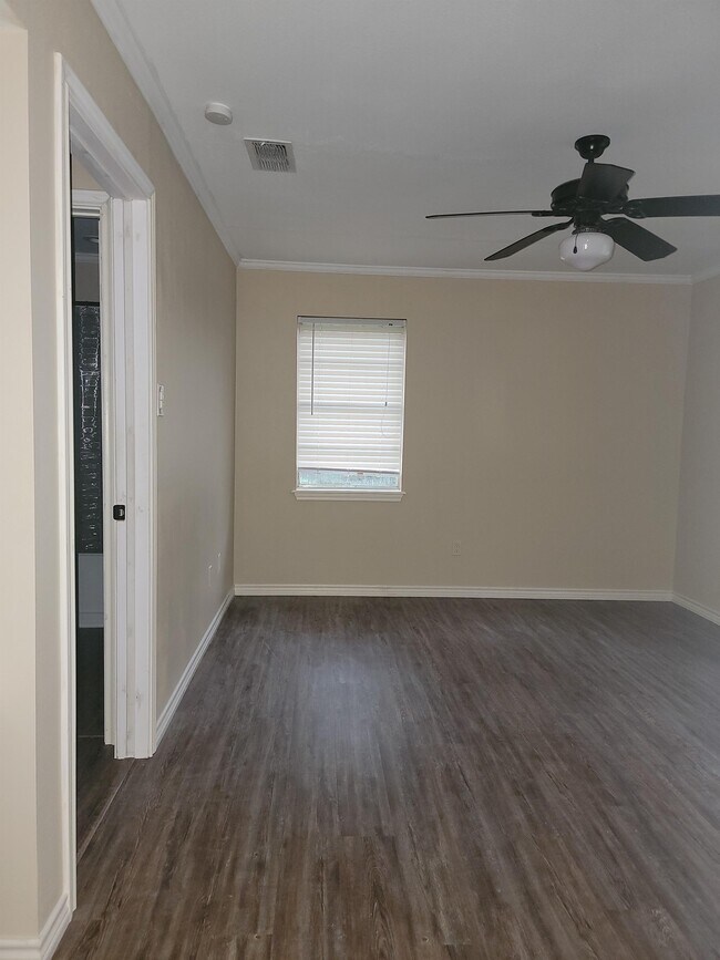 Building Photo - 10556 Rolling Pines Dr