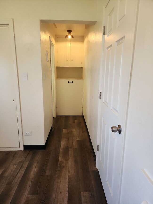 Building Photo - 1 bed 1 bath unit w/ shared laundry